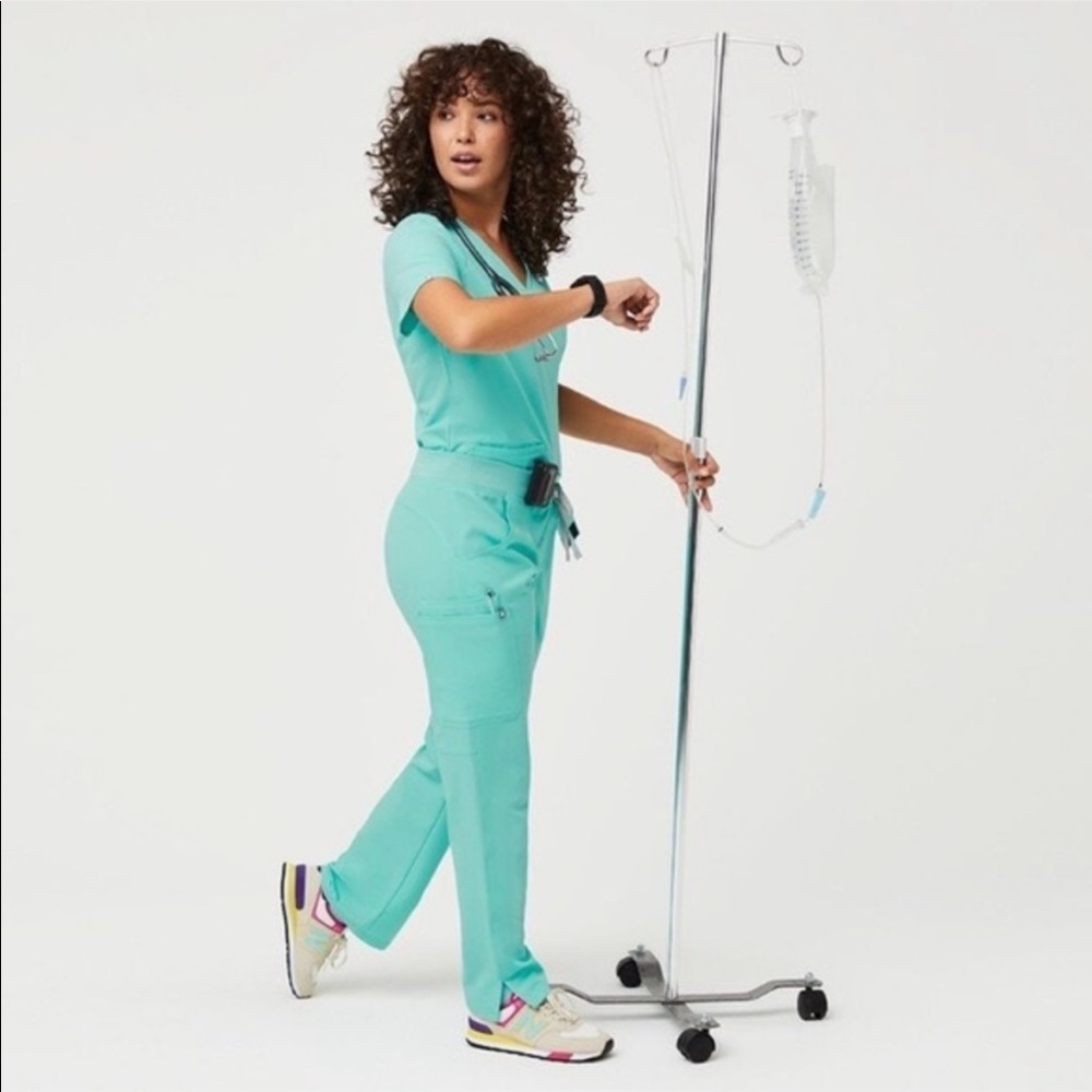 Figs Fresh Aqua Scrub Set. Size Small.Catarina 1 pocket top & Kade cargo bottoms